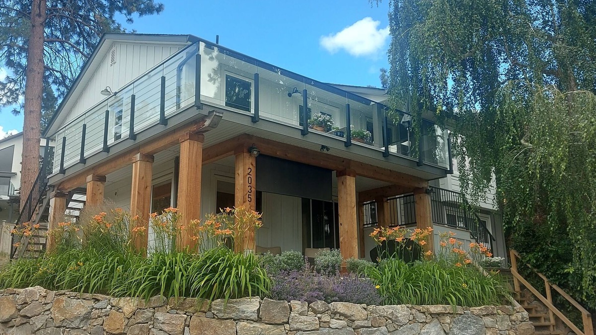 Central Okanagan House | Cozy house in the shade of pines with Lake and Mountain view