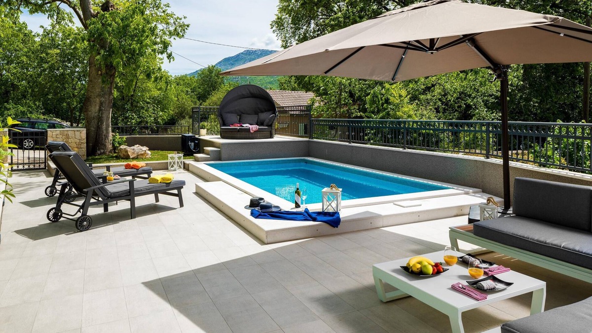 Dugopolje House | Cozy House Mia, with heated Pool, Jacuzzi In Pool And BBQ.