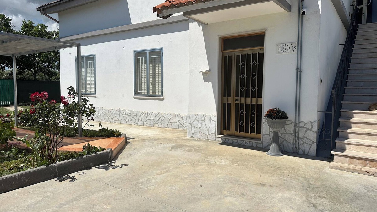 Termoli House | Cozy house nestled in the green countryside.