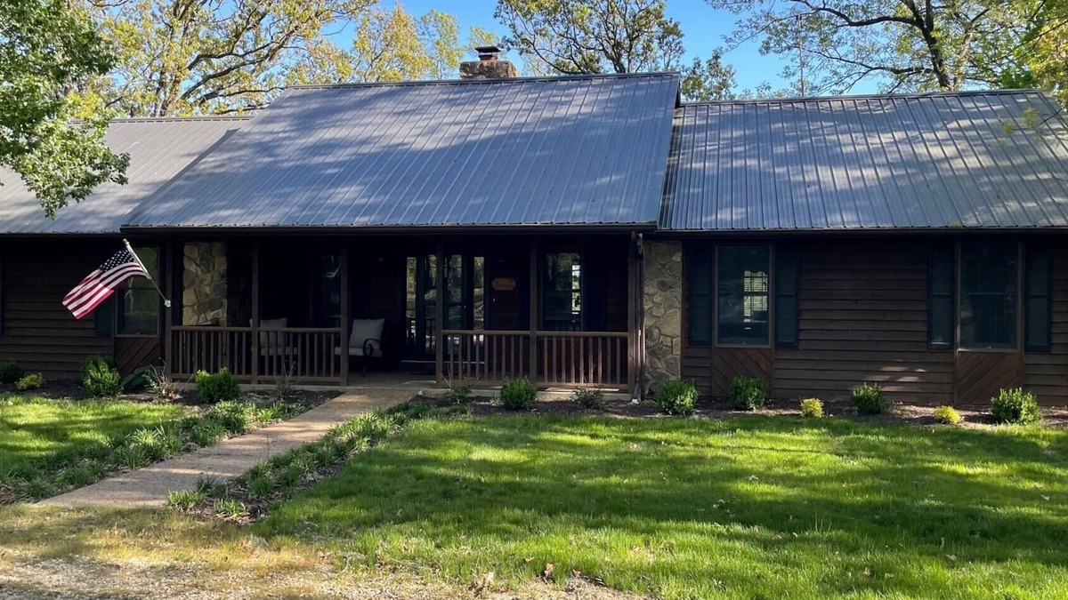 Linn House | Cozy house nestled in the country