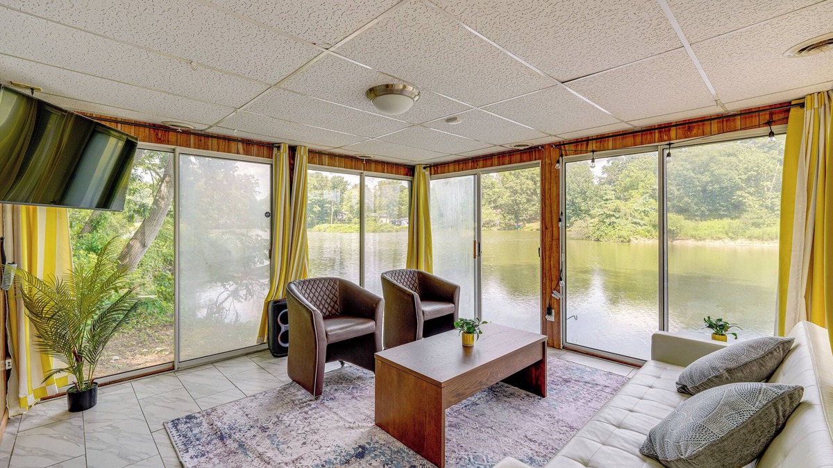Stow House | Cozy House on Meadowbrook Lake: Serene, Scenic!