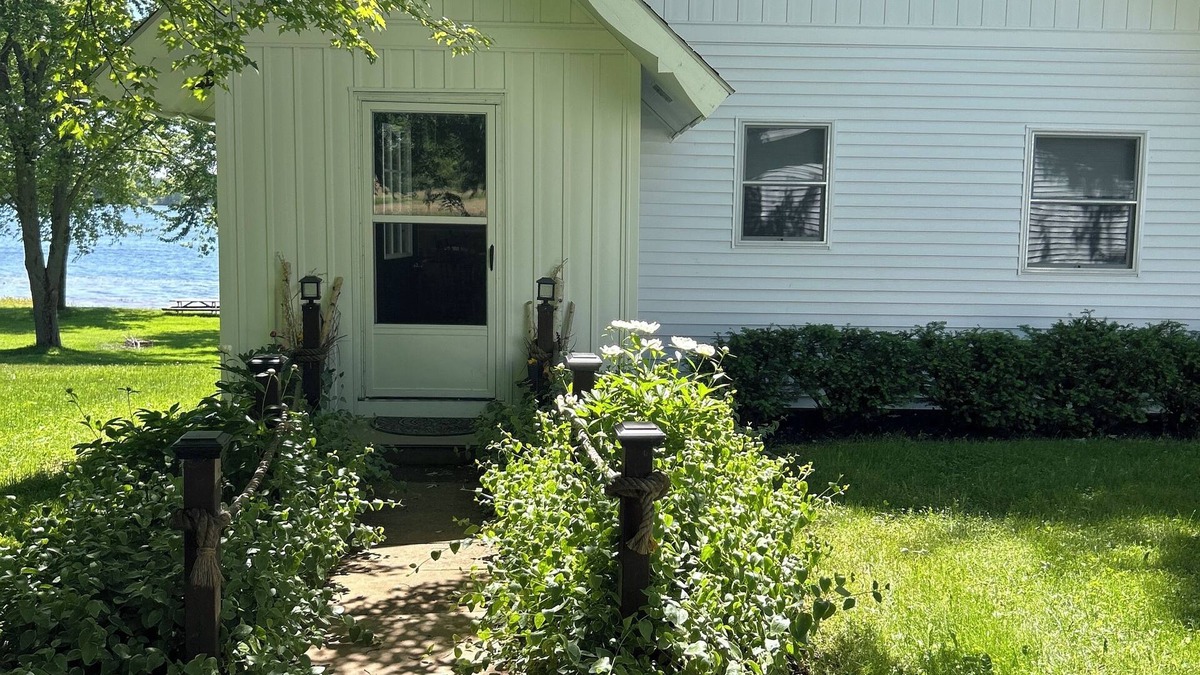 Kendall House | Cozy House on Swan Lake in Allegan
