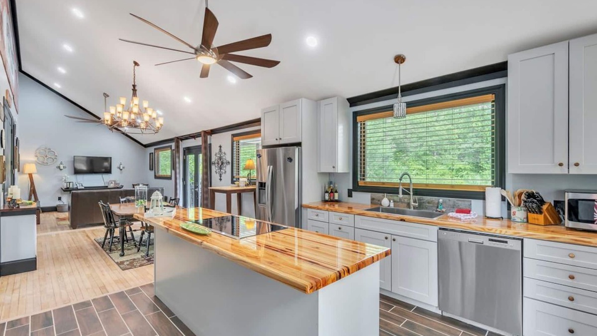 Greenville House | Cozy House on the Hill-Flexible Term for Traveling Professionals