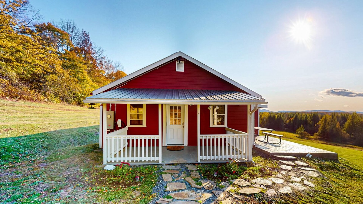 Barton House | Cozy house w/mountain views, large yard, firepit, wifi, jetted tub, TV, EV