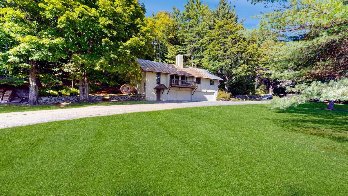 Jamaica House | Cozy house w/mtn views, sauna, fire pit, BBQ, fireplace, w/d, deck, wifi, EV