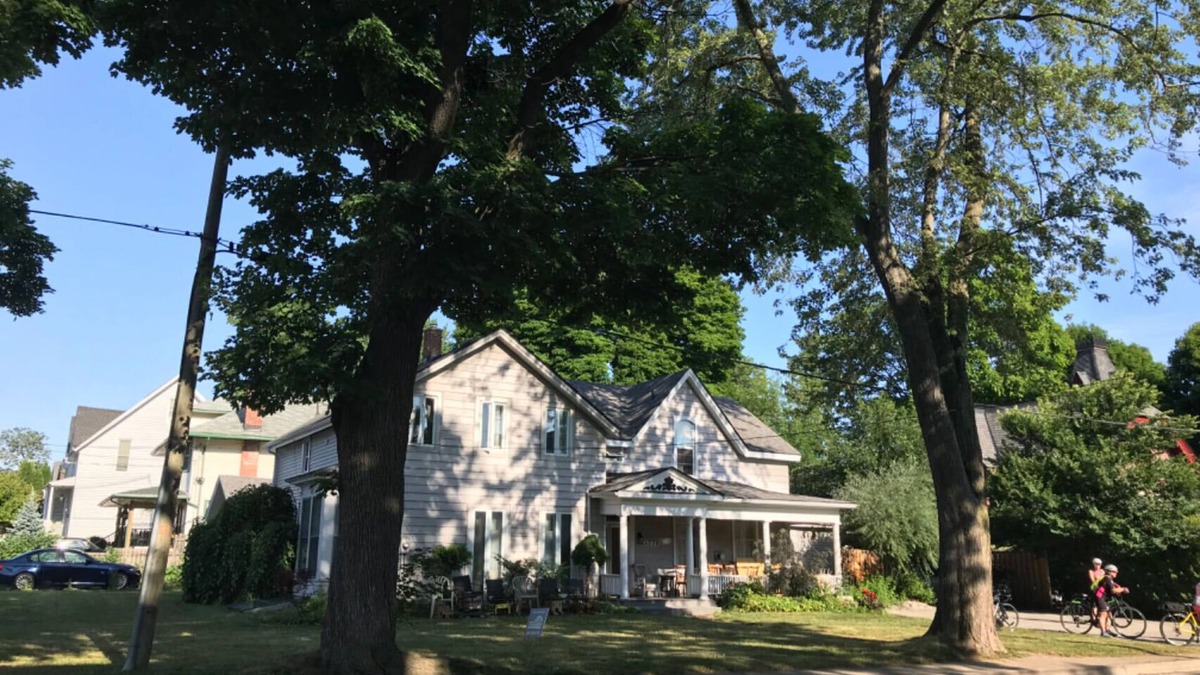 Downtown Niagara Falls House | cozy house walk to Falls