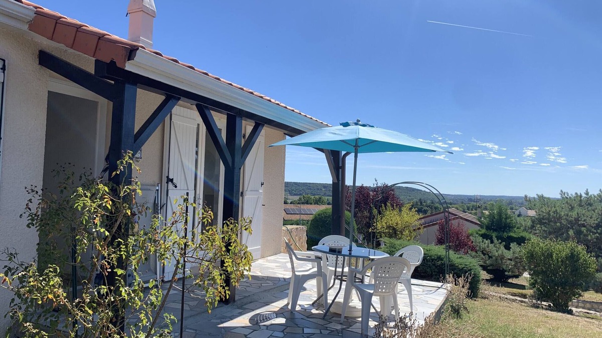 La Roche-Posay House | Cozy House with Garden near Thermes du Connétable - 2 BR, Fully Equipped, WiFi, Sleeps 4