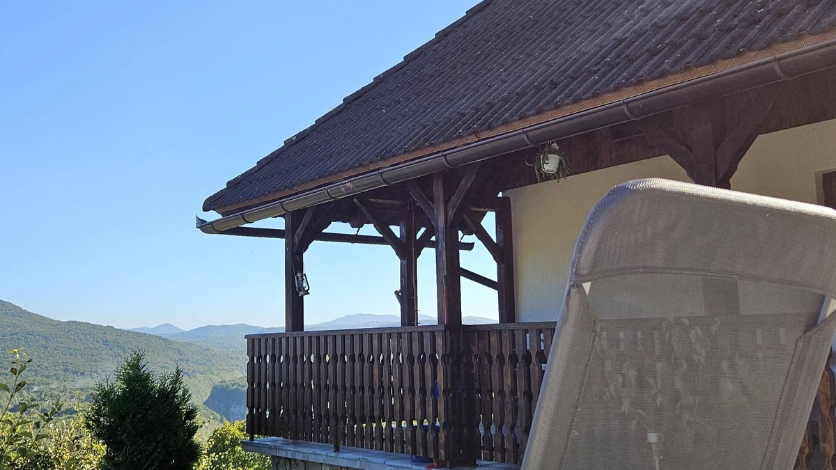 Poljanak House | Cozy House Živko with Balcony, 10 min drive to Plitvice lakes!