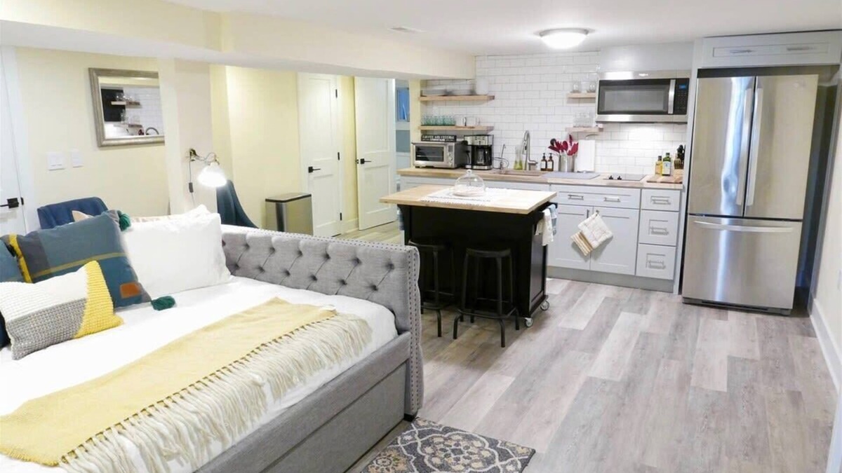 Southeast Apartment | Cozy Industrial Bijou Studio with parking