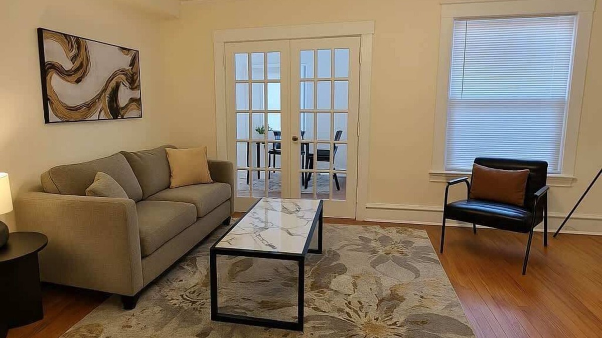 East Albany Park Apartment | Cozy & Inviting 2BR Apartment
