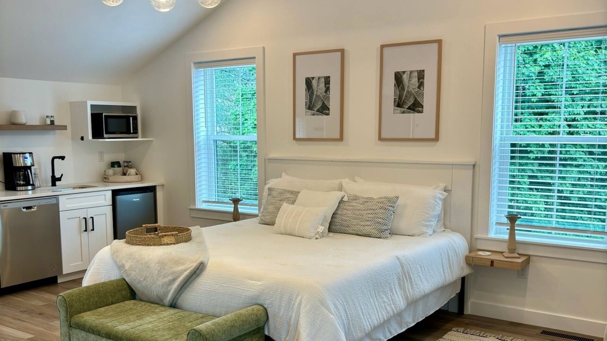 Town of Kirkland Apartment | Cozy, inviting, brand-new studio ideal for individuals and/or couples