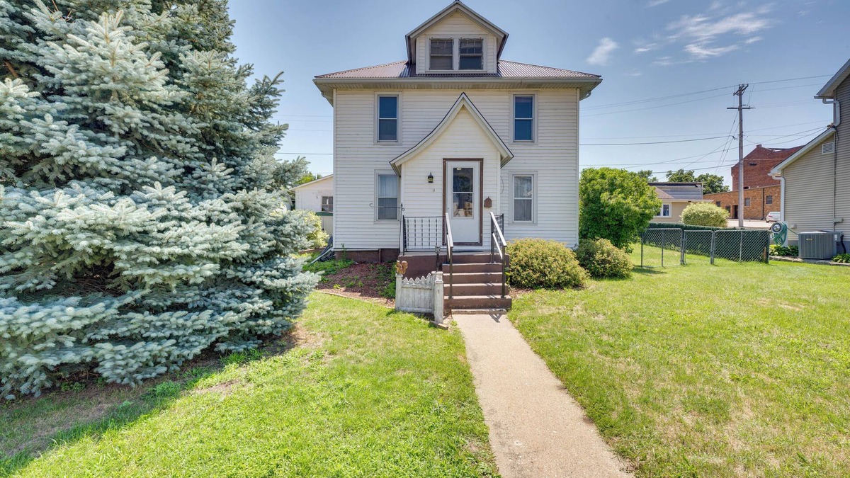 Dyersville House | Cozy Iowa Getaway w/Patio & Fenced-In Yard!