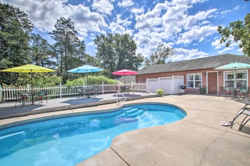 Ironton House | Cozy Ironton Cabin with Shared Pool and Private Patio!