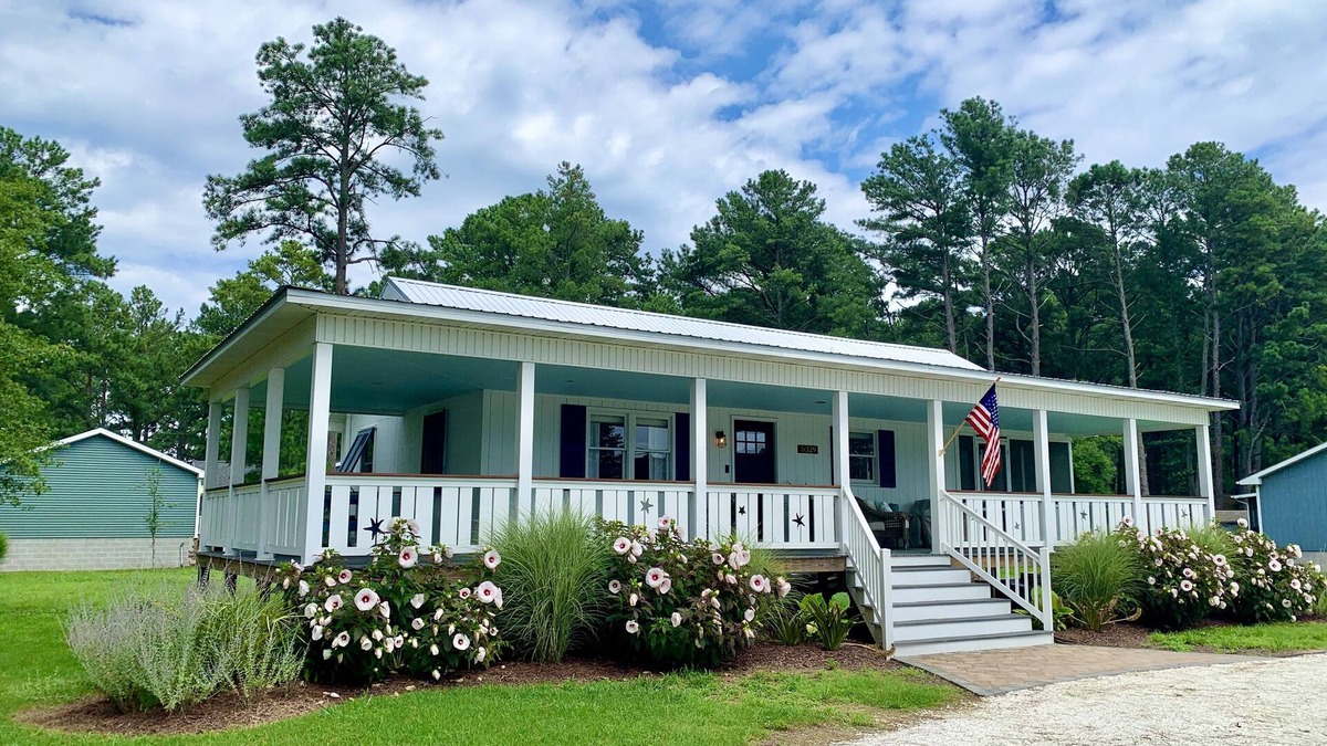Chincoteague Cottage | Cozy island cottage with a Key West flair - CLOSEST TO THE BEACH!
