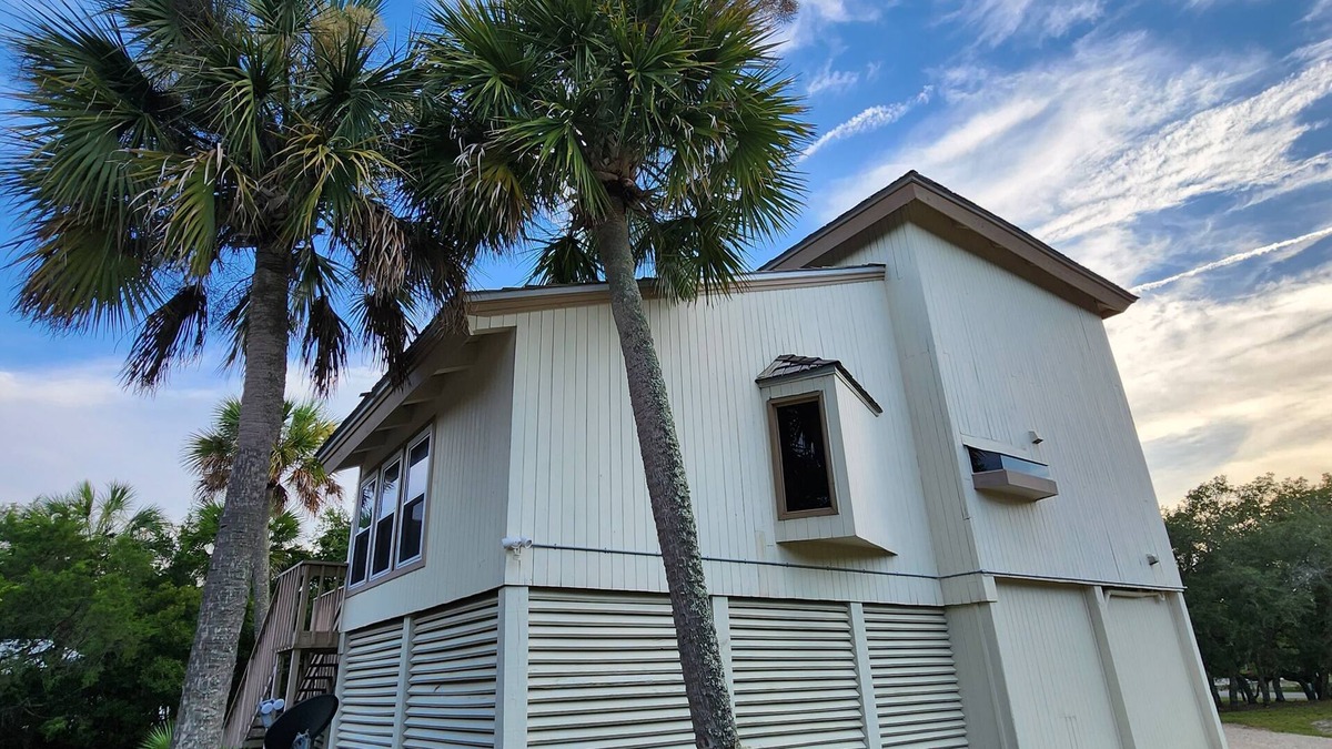 Plantation House | Cozy Island Getaway (2br/2ba)- Pet friendly! Walk to Beach -Community Pool