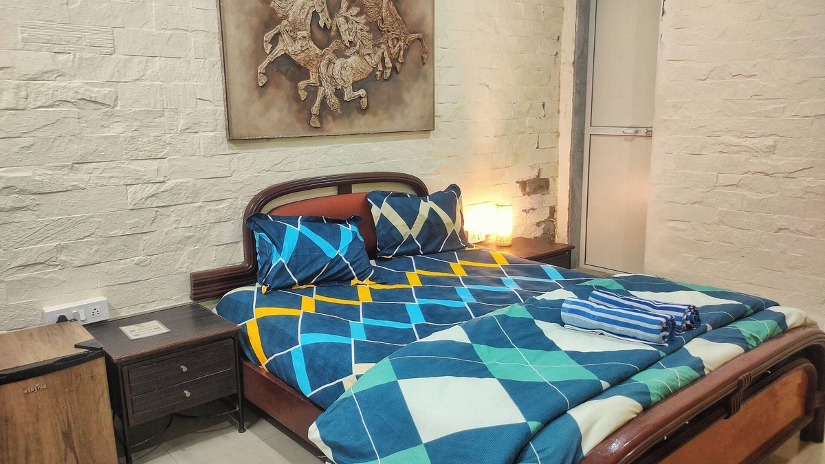 Juhu House | Cozy Ivory Room in Juhu, Mumbai.