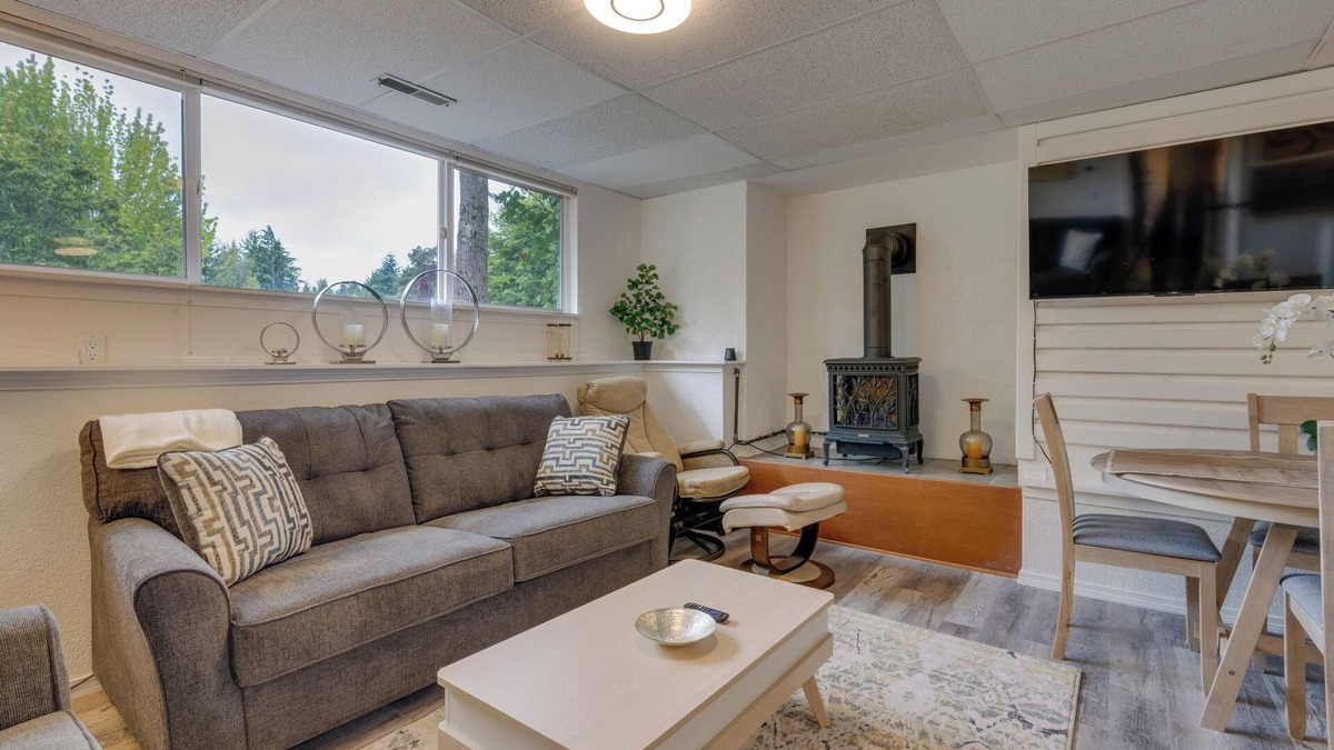 Kenmore Apartment | Cozy Kenmore Vacation Rental w/Shared Hot Tub!