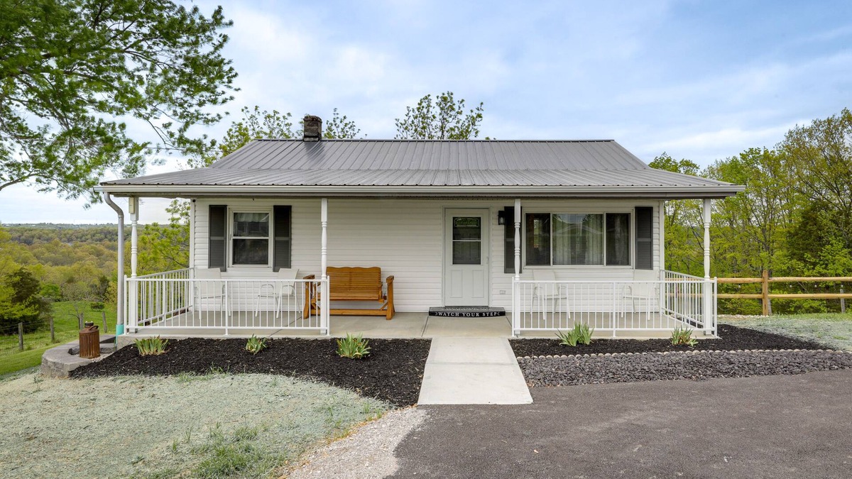 Jonesville House | Cozy Kentucky Retreat - Deck, Near Ark Encounter!