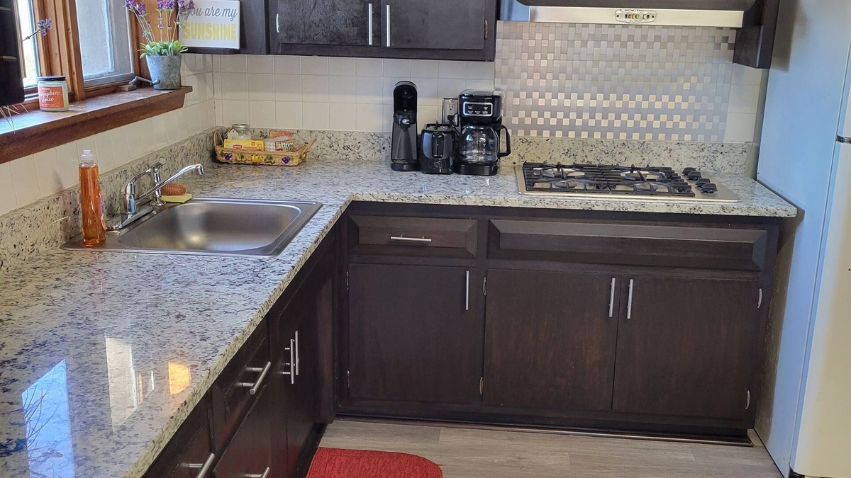 Hammond House | Cozy, king and queen bed Indiana home!