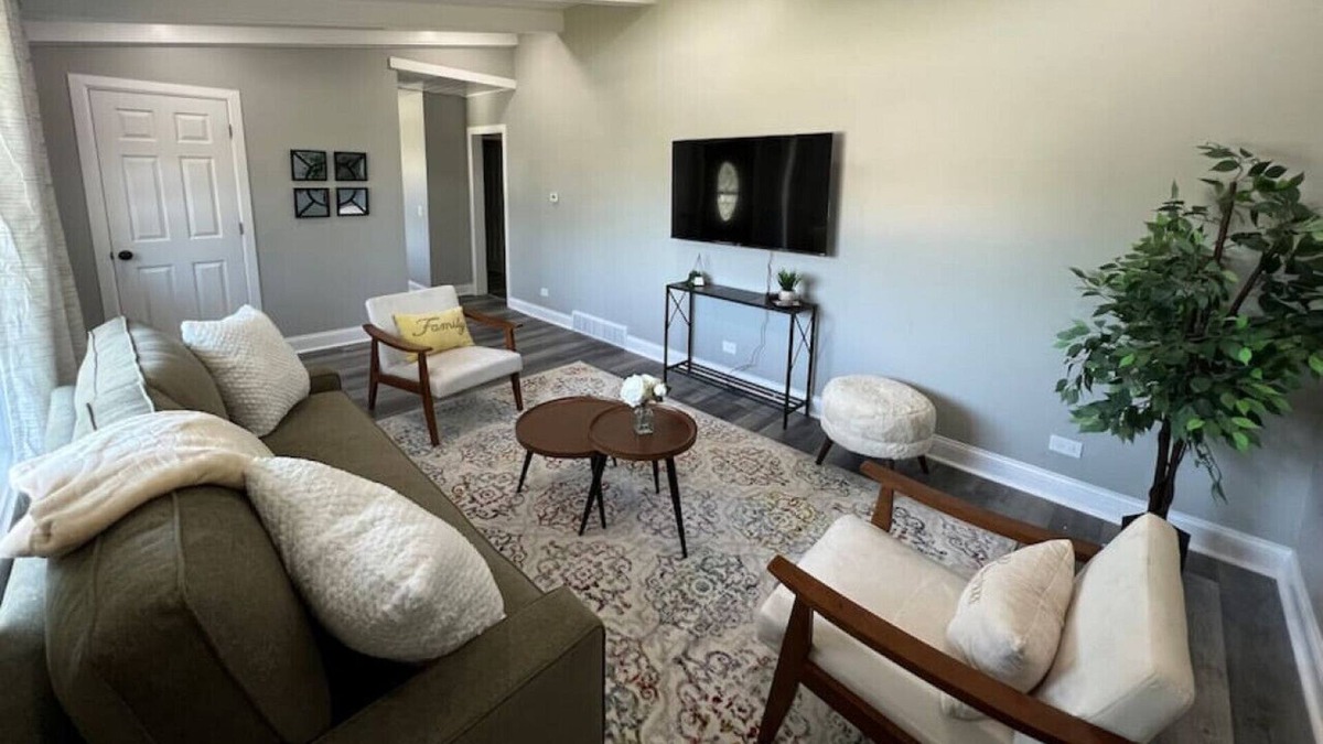 Highland Hills House | Cozy King bed, Free Wi-Fi Modern Lombard Home