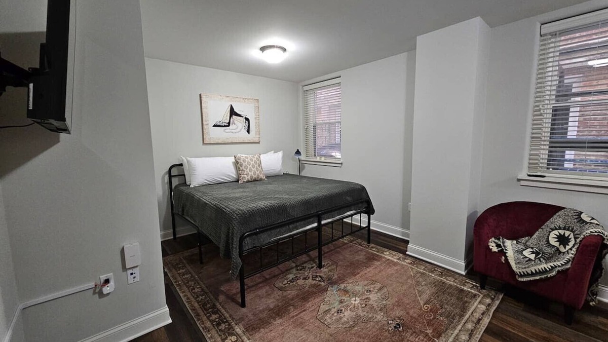 Champaign Apartment | Cozy King Bed Stay at the Historic Inman - 201
