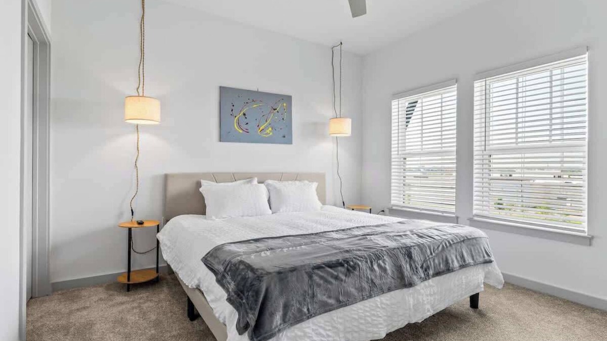 Lake Buena Vista Apartment | Cozy King Bed w/Pool Gym Pet Friendly Close Parks