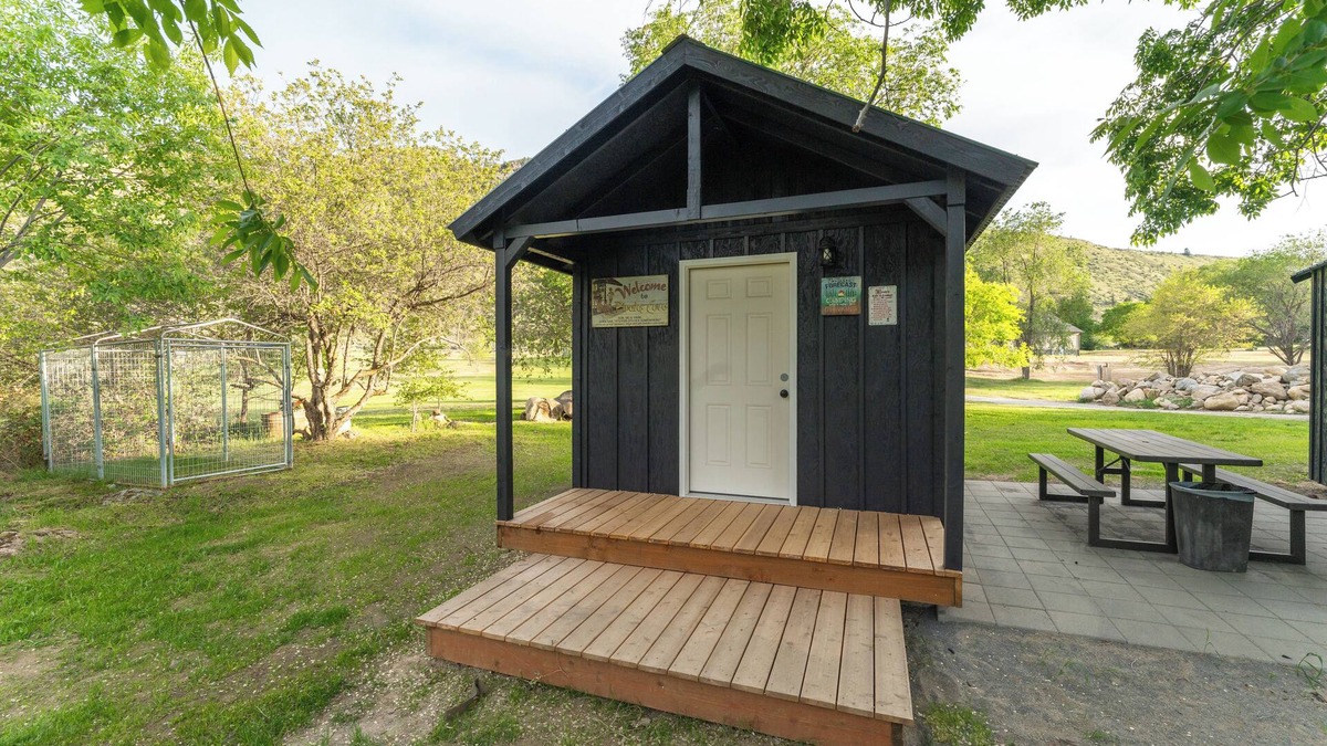 Orondo Cabin | Cozy King Cabin Retreat at Pirates Cove | River Access + Bathhouse