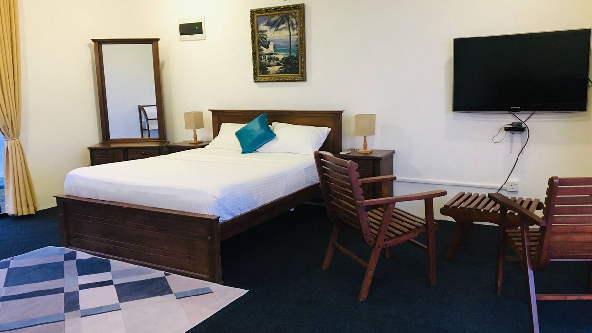 Moragolla Bed & Breakfast | Cozy king size room overlooking the majestic hills of Kandy.