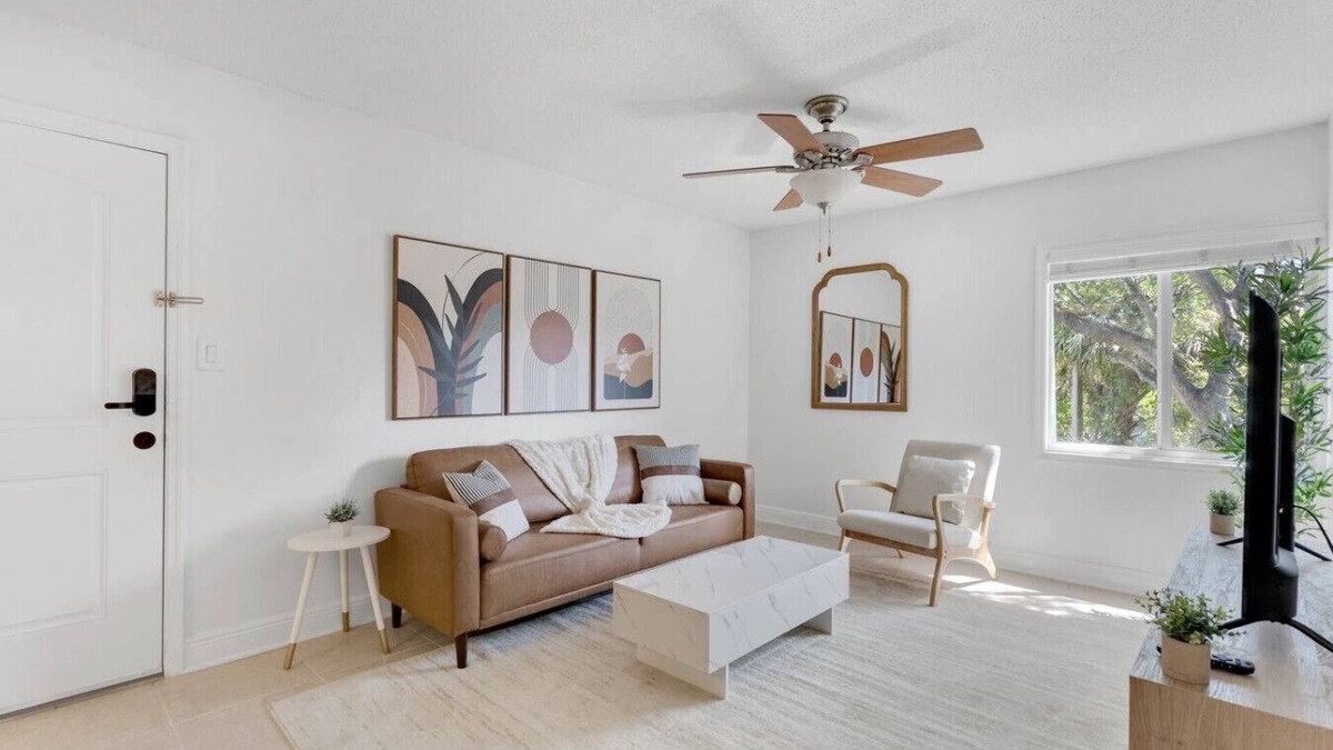 Bayshore Gardens Apartment | Cozy King suite Near Bayshore | Pool, Gym, & more!