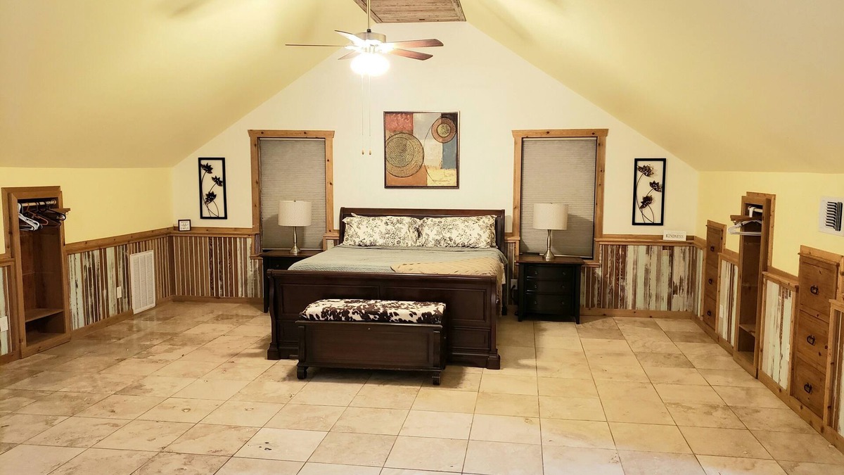 Bastrop Apartment | Cozy King Suite with WiFi, AC in lovely Bastrop!