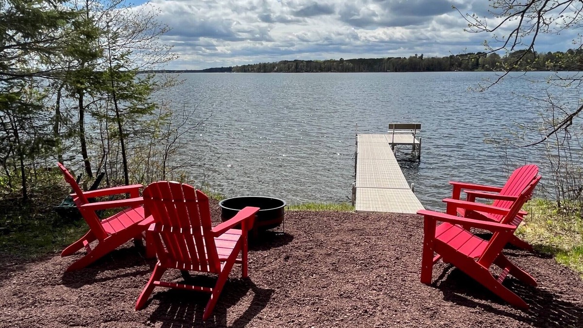 Sturgeon Lake Cabin | Cozy Lake Cabin in the Woods