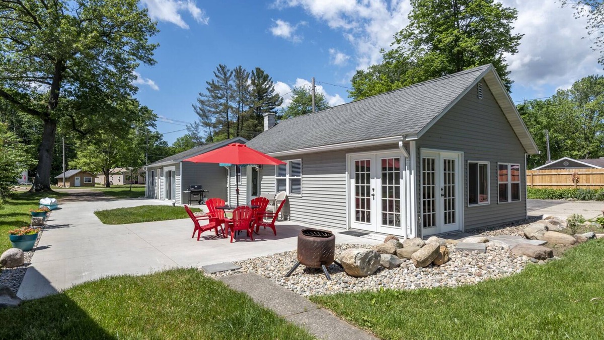 Shelbyville Cottage | Cozy Lake Cottage On Beautiful Gun Lake with Pontoon