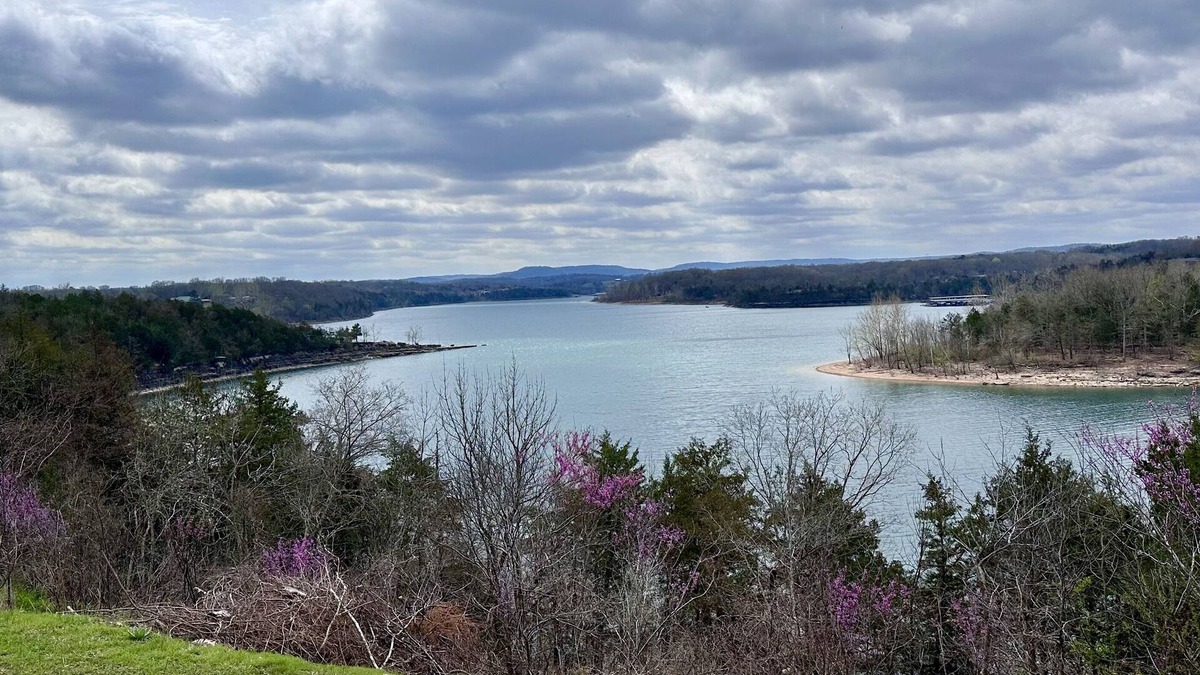 Cassville Cottage | Cozy Lake Cottage with private view of Table Rock Lake and Arkansas Mountains.