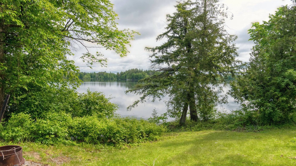 Frontenac Cabin | Cozy Lake Escape: 2-Bed with Bunk, Sleeps 4, Full Kitchen & AC