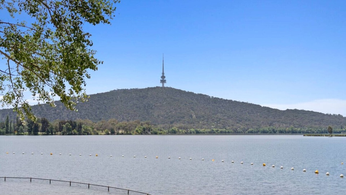 Yarralumla House | Cozy Lake Escape:Near Parliament, Embassies & Golf