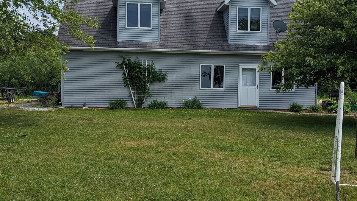 Brimfield Apartment | Cozy lake front apartment on Waldron Lake for weekly or weekend getaways.
