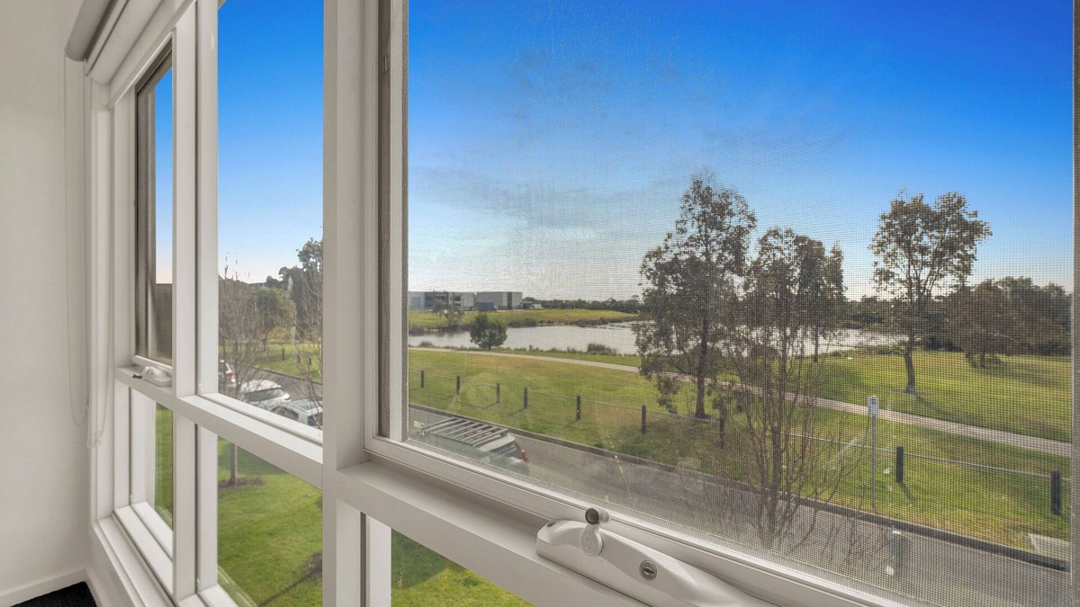 Cranbourne West Apartment | Cozy lake front apartment