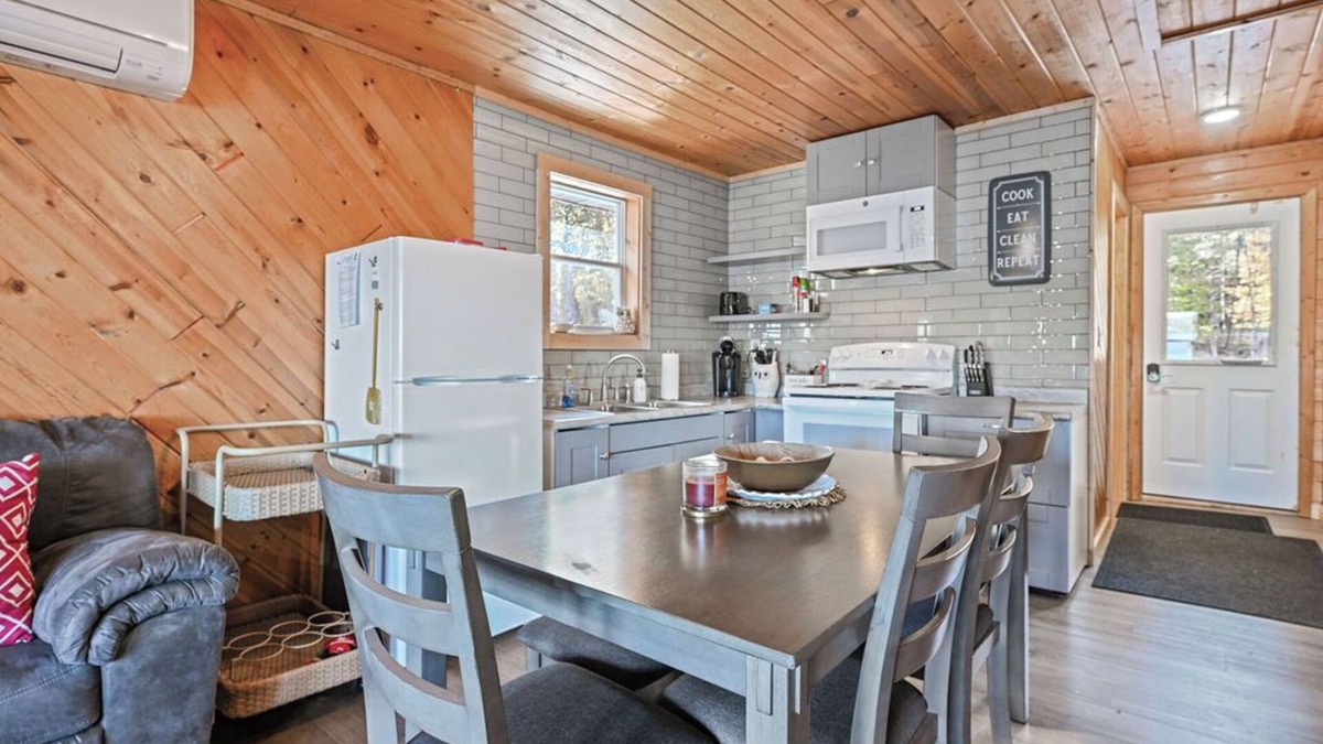 Pickerel Cabin | Cozy Lake Front Cabin