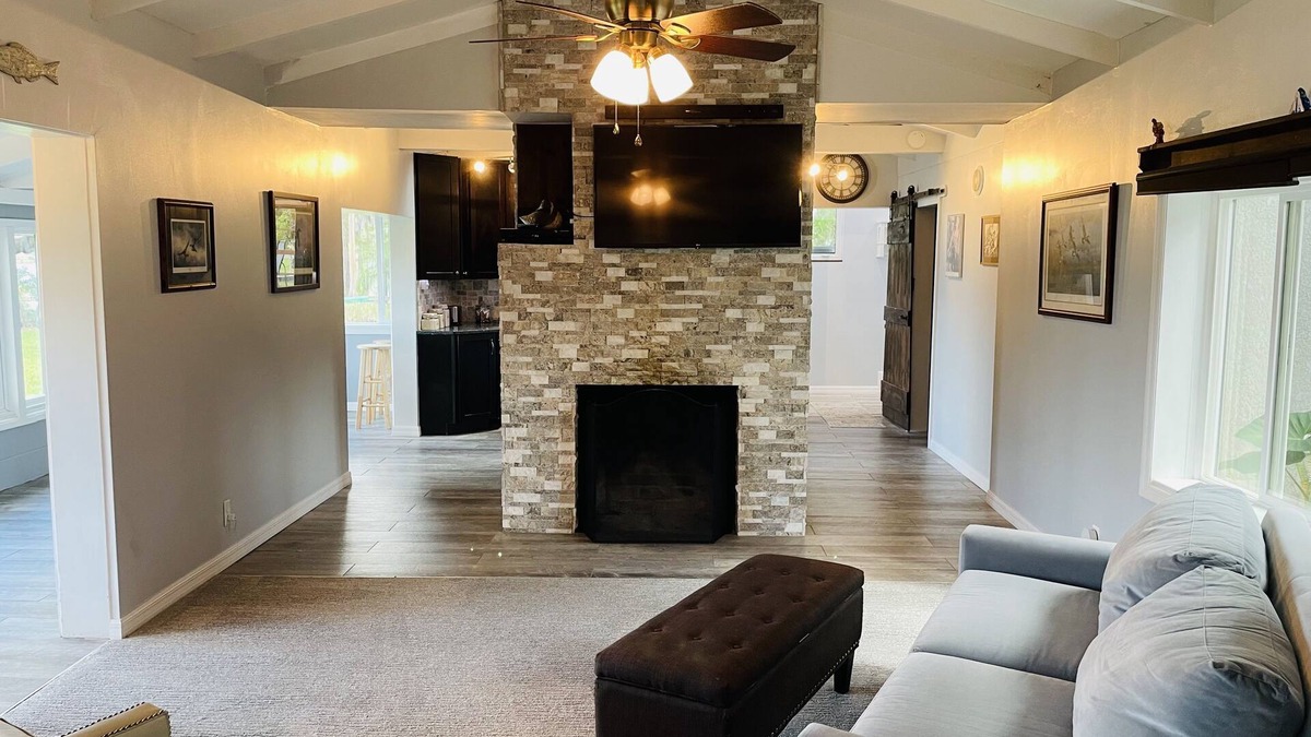 Clermont Cottage | Cozy Lake Front Cottage