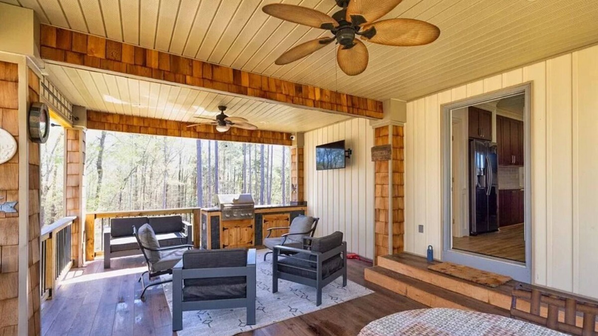 Elberton House | Cozy Lake Front home on Lake Russell