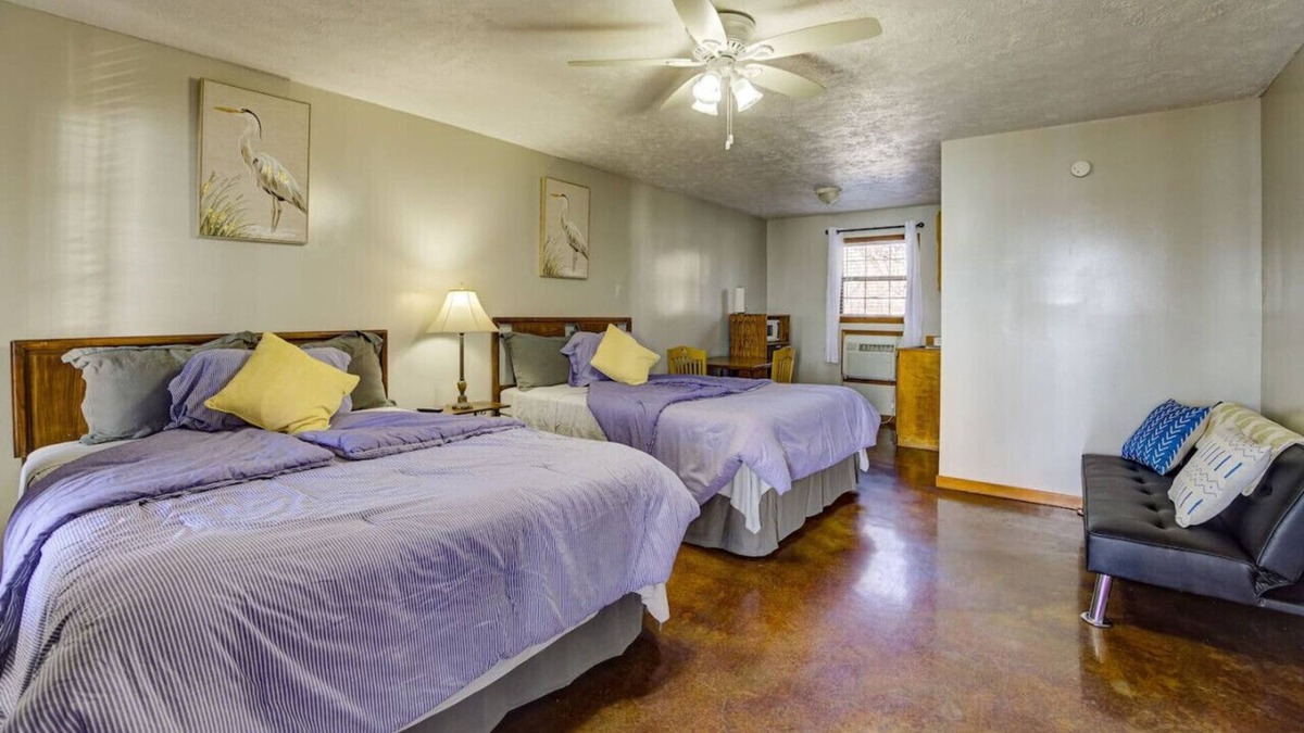 Redwood Hotel | Cozy Lake Front Room! H3
