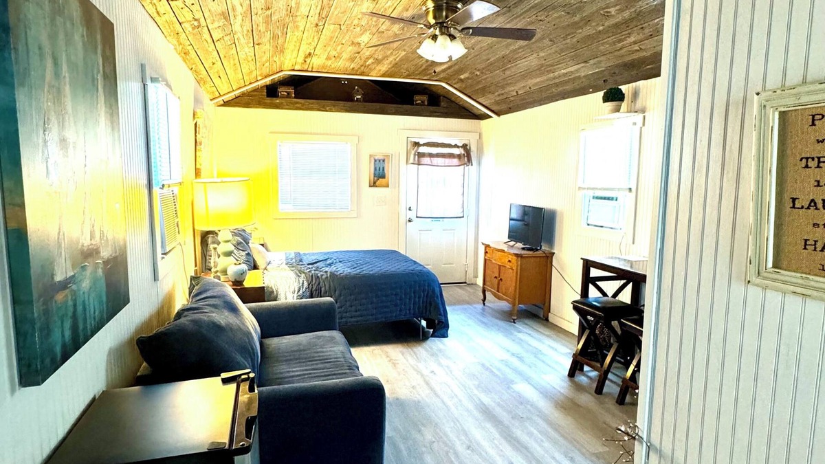 Quinlan Cabin | Cozy Lake Front Studio Cabin - Wifi/AC/Queen Bed/Twin Sleeper/Lake View- Cabin 3