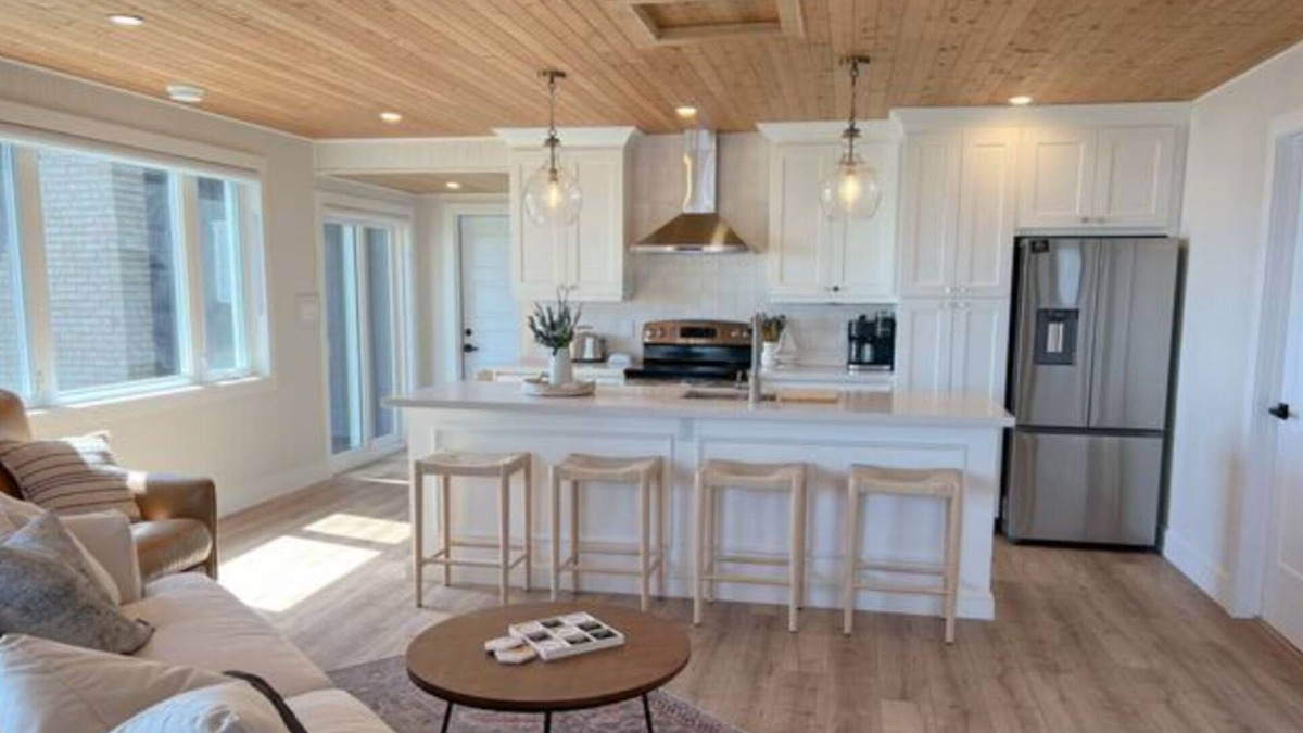 Turkey Point Cottage | Cozy Lake Front ‘Tiki’ Cottage