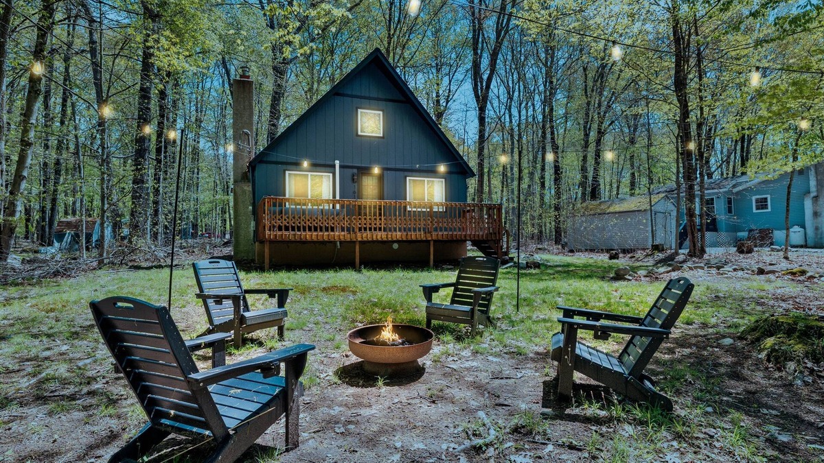 Pocono Lake Ski Chalet | Cozy Lake Getaway: Walk to Beach & Playground