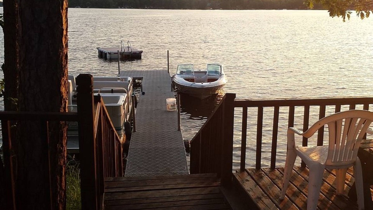 Moose Lake Cabin | Cozy Lake Home, Relaxing Getaway, Beautiful Sunsets on Sand Lake