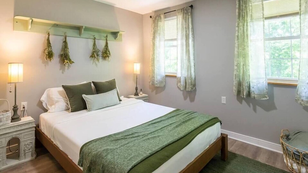 Warsaw House | Cozy Lake House - French Riviera-Style - Sleeps 8!