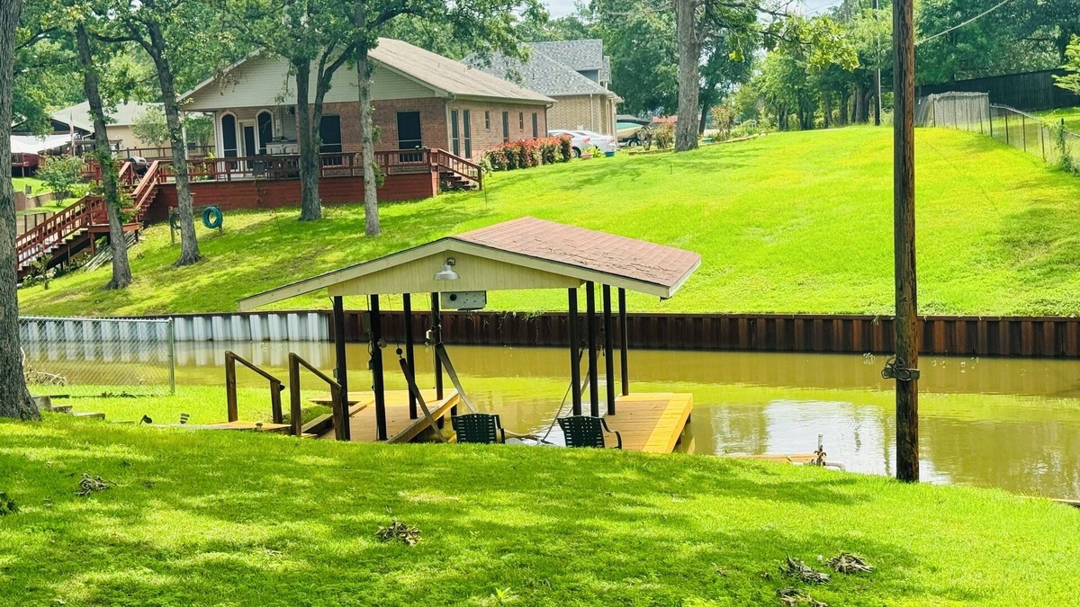 Tool House | Cozy lake house getaway on Cedar creek lake hidden gem!