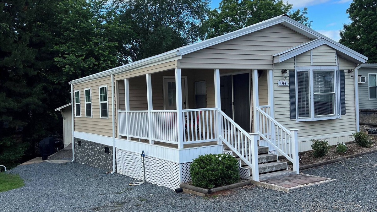 New London House | Cozy lake house in Badin Shores Resort!