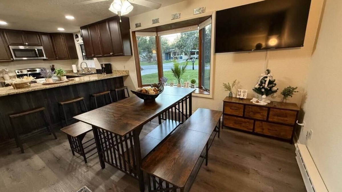 Auburndale House | Cozy lake house vacation retreat close to Orlando theme parks and beaches!