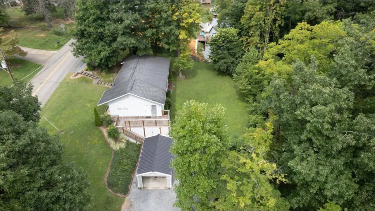 Johnson City House | Cozy lake house with large deck- close to town